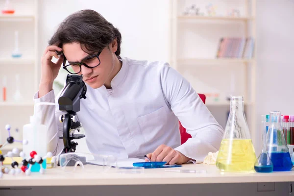 Mladý mužský biochemik pracující v laboratoři — Stock fotografie