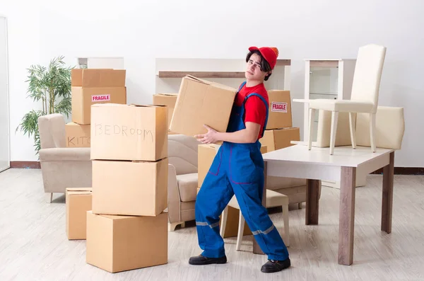 Молодой мужчина-подрядчик с коробками работает в помещении — стоковое фото
