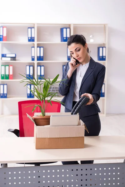 Ung kvinnlig anställd eldas från hennes arbete — Stockfoto