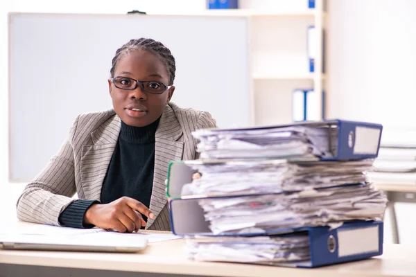 Чорношкіра жінка-працівник незадоволена надмірною роботою — стокове фото