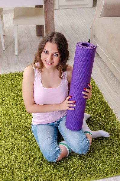 Joven hermosa mujer haciendo ejercicios en casa — Foto de Stock