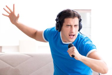 Genç adam evde karaoke şarkı