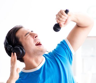 Genç adam evde karaoke şarkı