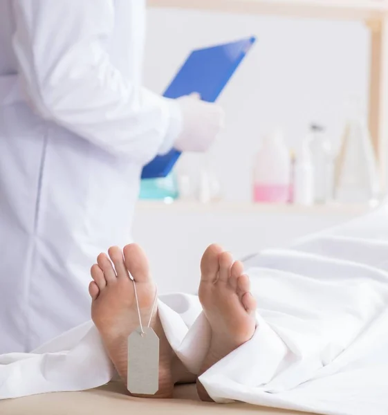 Forense de policía examinando cadáver en morgue — Foto de Stock