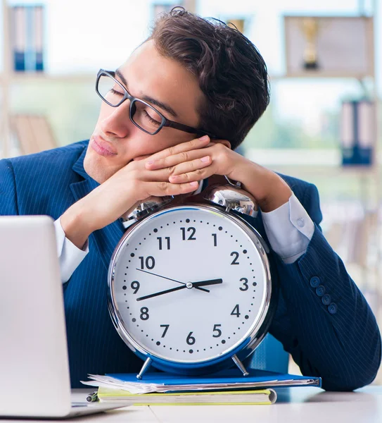 Uomo d'affari con orologio gigante che non riesce a rispettare le scadenze e missi — Foto Stock