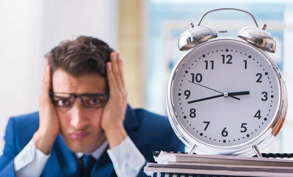 Homme d'affaires avec horloge géante ne parvient pas à respecter les délais et missi — Photo