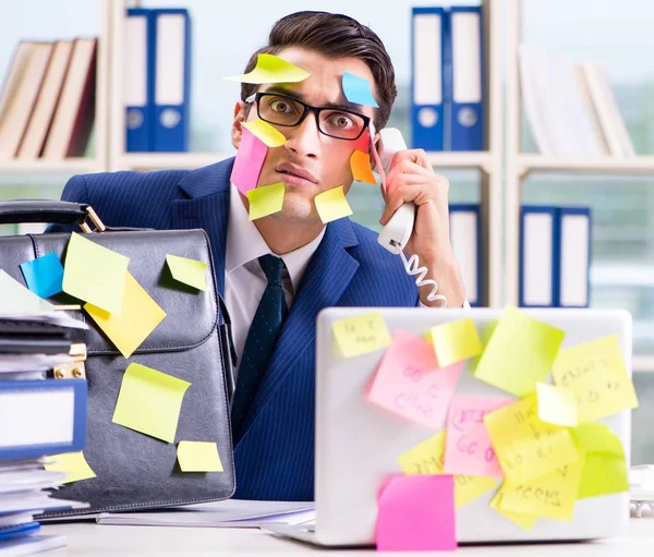 Homme d'affaires avec des notes de rappel dans le concept multitâche — Photo