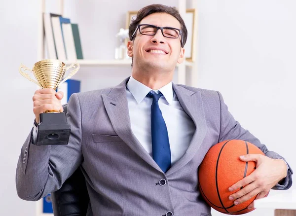 Geschäftsmann mit Siegerpokal für Leistungen im Amt — Stockfoto