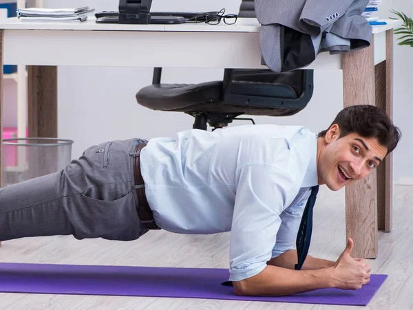 Empresario haciendo deportes en la oficina durante el descanso — Foto de Stock