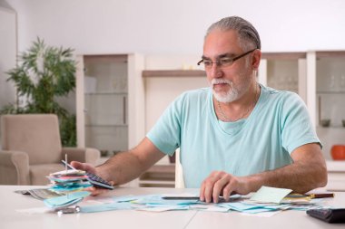 Bütçe planlama konseptinde beyaz sakallı yaşlı adam 