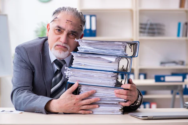 Homem idoso empregado infeliz com excesso de trabalho — Fotografia de Stock