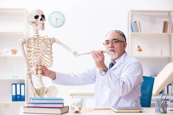 骨格を持つ高齢男性医師 — ストック写真