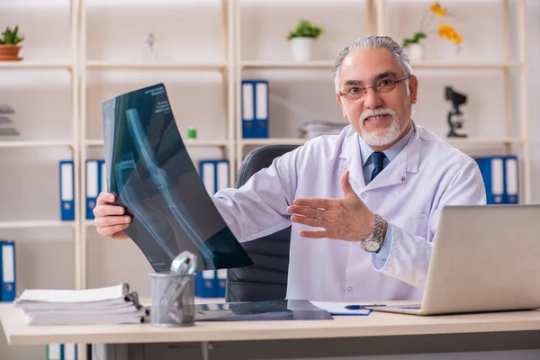 Radiólogo médico anciano en la clínica — Foto de Stock