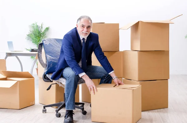 Aged businessman moving to new workplace — Stock Photo, Image