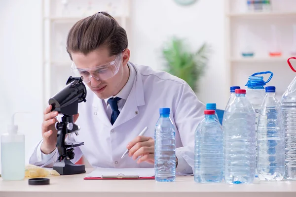 Молодий хімік-чоловік експериментує в лабораторії — стокове фото