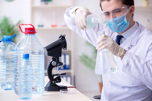 Jonge mannelijke chemicus experimenteert in het lab — Stockfoto