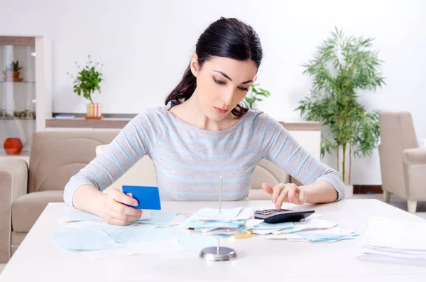 Mujer joven en concepto de planificación presupuestaria —  Fotos de Stock