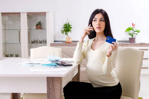 Junge Schwangere in Budgetplanung — Stockfoto