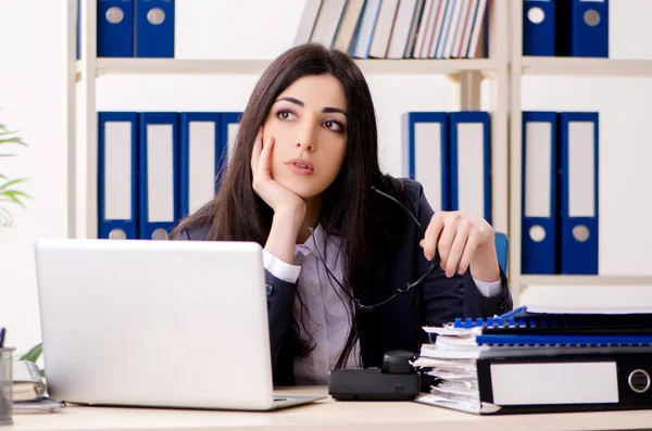 Jovem empresária sentada no escritório — Fotografia de Stock