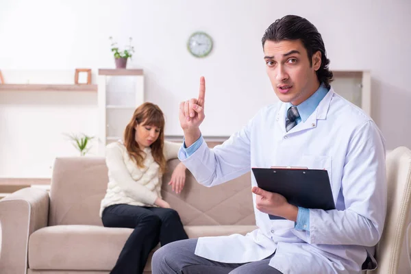 Ung kvinnlig patient diskuterar med manlig psykolog personlig — Stockfoto