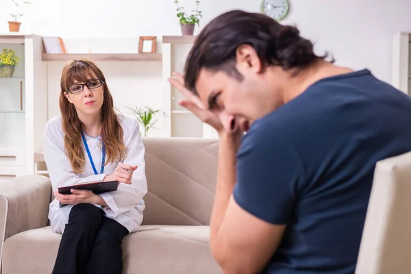 Joven paciente masculino discutiendo con psicóloga femenina personal — Foto de Stock