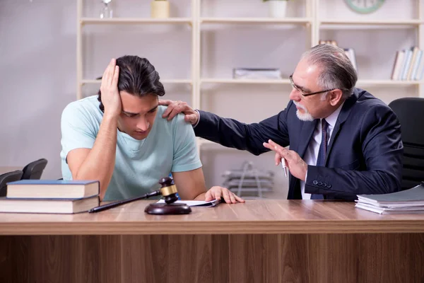 Joven visitando experimentado abogado masculino — Foto de Stock