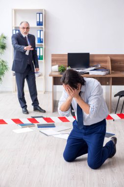 Adli tıp ofisteki hırsızlığı araştırıyor.