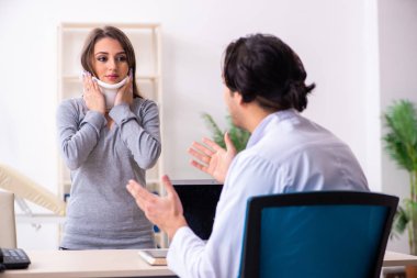 Genç erkek doktor ve kadın güzel hasta. 