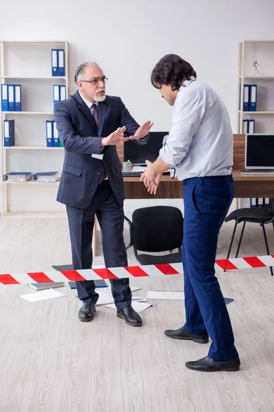 Enquêteur judiciaire enquêtant sur le vol dans le bureau — Photo