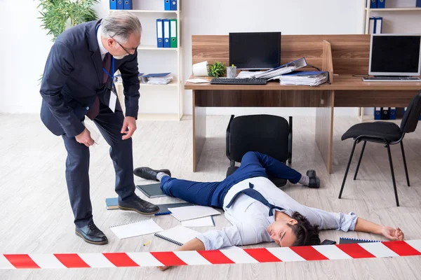 Enquêteur judiciaire et employé décédé dans le bureau — Photo