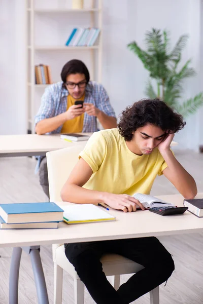 Dos estudiantes varones en el aula — Foto de Stock