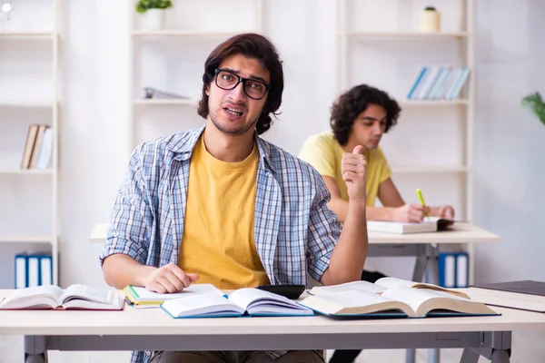 Two male students in the classroom — Stock Photo, Image