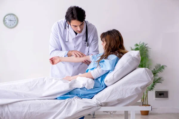 Médico varón visitando paciente femenina en sala — Foto de Stock