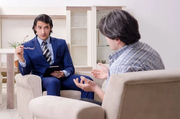 युवा पुरुष रोगी मनोवैज्ञानिक व्यक्तिगत समस्या से चर्चा कर रहा है — स्टॉक फ़ोटो, इमेज