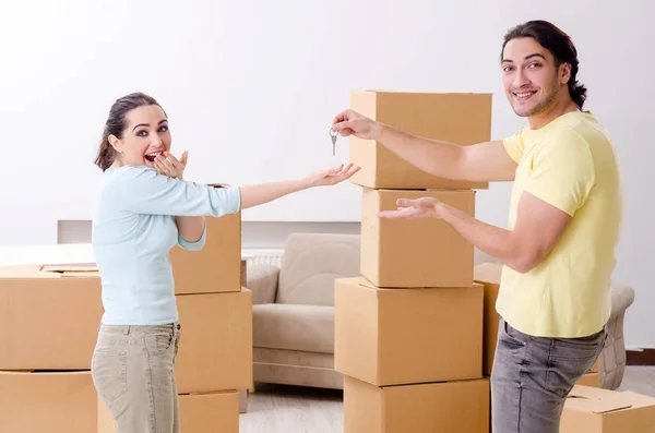 Giovane coppia che si trasferisce in un nuovo appartamento — Foto Stock