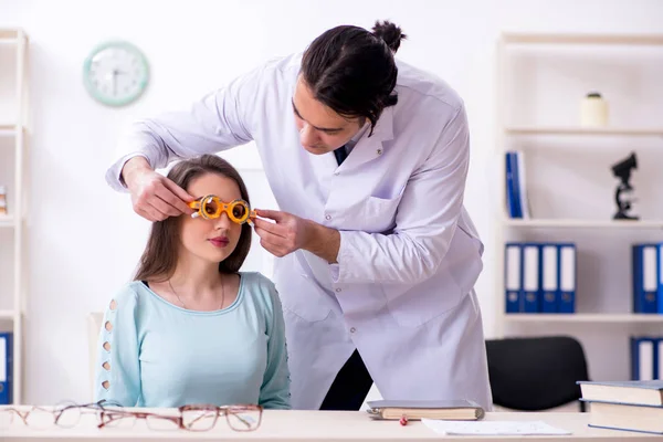 Młoda kobieta odwiedza męskiego lekarza okulisty — Zdjęcie stockowe