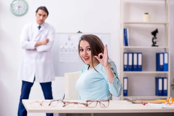 Mladá žena navštíví mužského lékaře očního lékaře — Stock fotografie