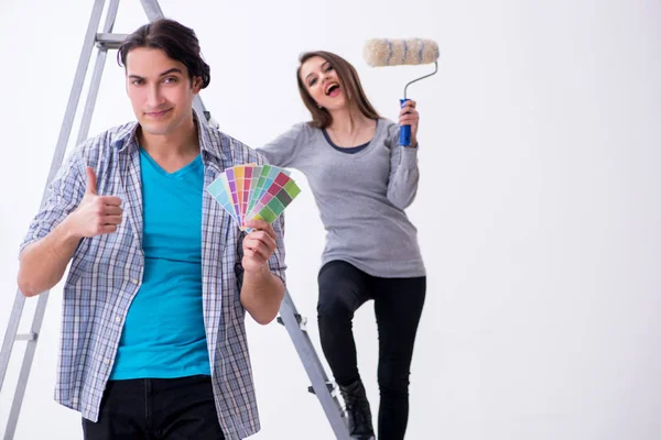 Joven familia haciendo renovación en casa —  Fotos de Stock