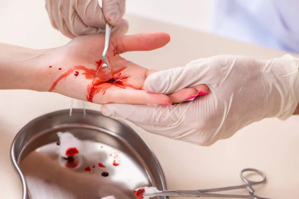 Femme blessée à la main visitant médecin masculin — Photo