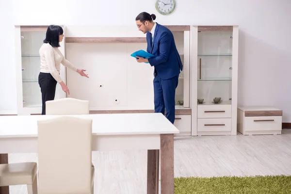 Agente inmobiliario masculino y cliente femenino en el apartamento — Foto de Stock
