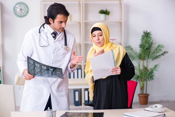 Nő arab beteg látogató férfi orvos — Stock Fotó