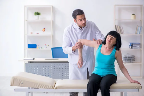 Mulher madura paciente visitante médico — Fotografia de Stock