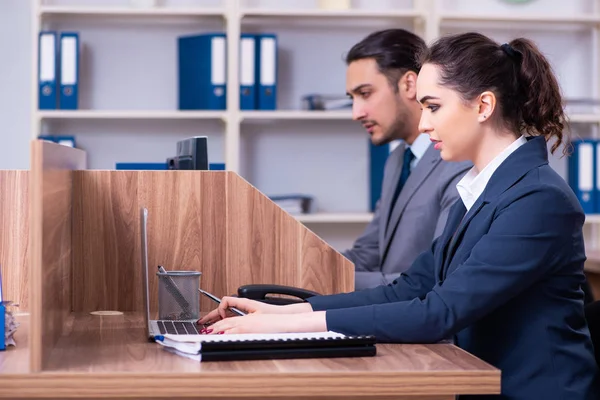 Due dipendenti che lavorano in ufficio — Foto Stock