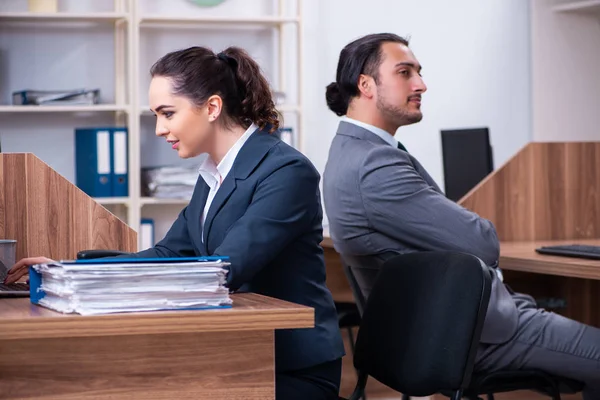 Twee werknemers in het kantoor — Stockfoto