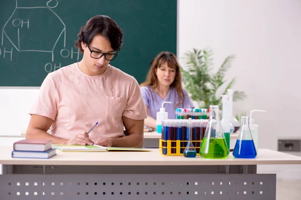 Dois estudantes de química em sala de aula — Fotografia de Stock