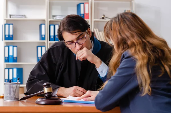 Young woman visiting male lawyer — Stock Photo, Image