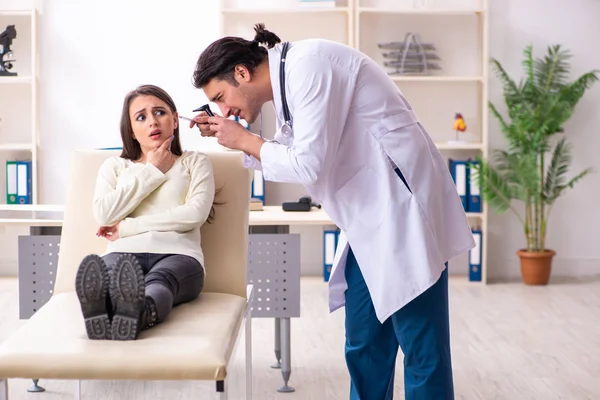 Giovane medico maschio e femmina bella paziente — Foto Stock