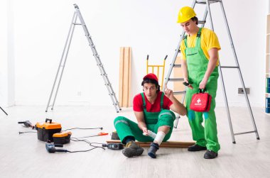 Yaralı işçi ve iş arkadaşı 