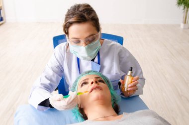 Kadın estetik plastik ameliyat için hazırlanıyor