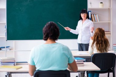 Eski öğretmen ve öğrenciler sınıfta. 